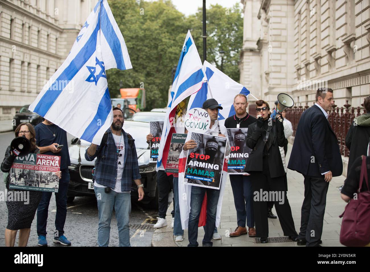Londra, Regno Unito, 3 settembre 2024. I membri dei gruppi filo-israeliani "Stop the hate UK” e "Our Fight” protestano al di fuori del Foreign Office dopo che il governo britannico sospende alcune armi a Israele. Il gruppo ha chiesto al governo britannico di smettere di erogare fondi che, secondo loro, sono stati incanalati al gruppo militante di Hamas a Gaza attraverso gli aiuti internazionali. L'attivista iraniana, Lily Moo, si è unita ai gruppi della campagna. Crediti: Uwe Deffner/Alamy Live News Foto Stock