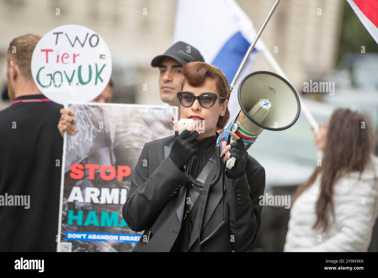 Londra, Regno Unito, 3 settembre 2024. I membri dei gruppi filo-israeliani "Stop the hate UK” e "Our Fight” protestano al di fuori del Foreign Office dopo che il governo britannico sospende alcune armi a Israele. Il gruppo ha chiesto al governo britannico di smettere di erogare fondi che, secondo loro, sono stati incanalati al gruppo militante di Hamas a Gaza attraverso gli aiuti internazionali. L'attivista iraniana, Lily Moo, si è unita ai gruppi della campagna. Crediti: Uwe Deffner/Alamy Live News Foto Stock