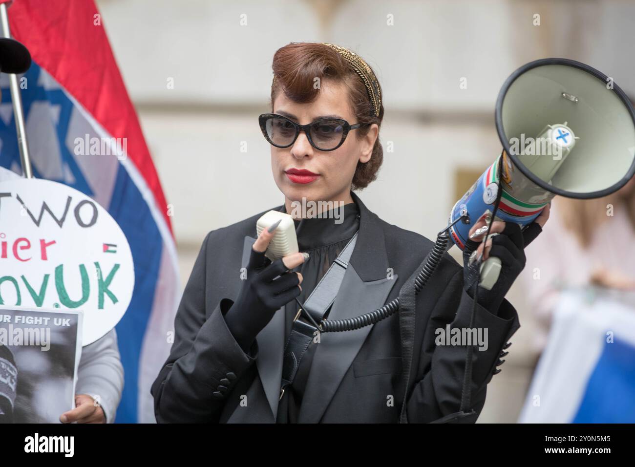 Londra, Regno Unito, 3 settembre 2024. I membri dei gruppi filo-israeliani "Stop the hate UK” e "Our Fight” protestano al di fuori del Foreign Office dopo che il governo britannico sospende alcune armi a Israele. Il gruppo ha chiesto al governo britannico di smettere di erogare fondi che, secondo loro, sono stati incanalati al gruppo militante di Hamas a Gaza attraverso gli aiuti internazionali. L'attivista iraniana, Lily Moo, si è unita ai gruppi della campagna. Crediti: Uwe Deffner/Alamy Live News Foto Stock