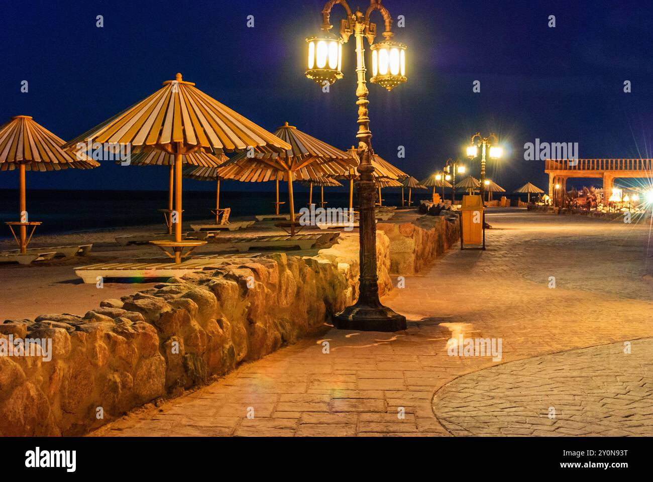 Il lungomare di Dahab di notte - Penisola del Sinai, Egitto Foto Stock