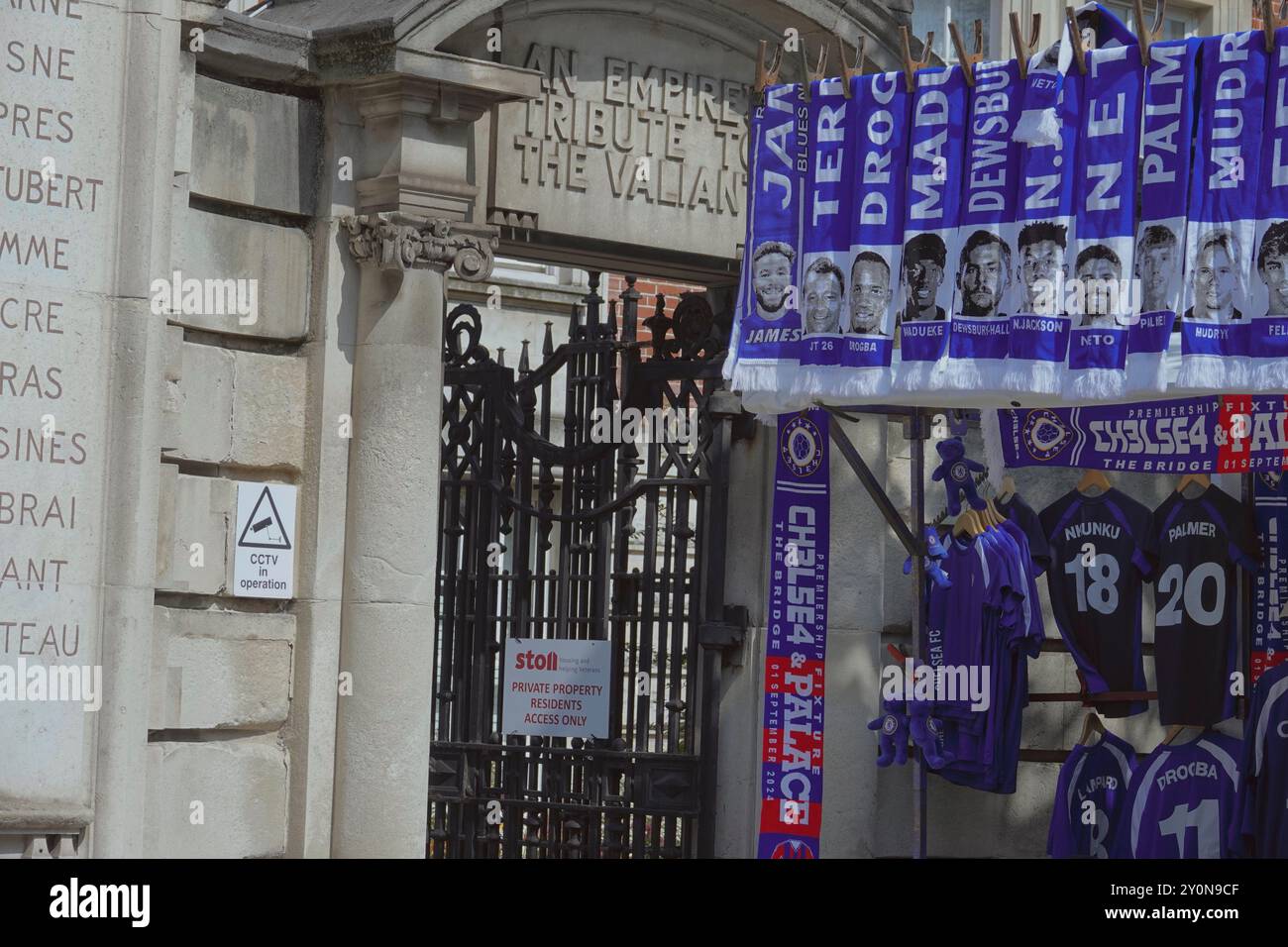 Chelsea vs Crystal Palace, Premier League, Stamford Bridge, Fulham, Londra, Regno Unito - 1 settembre 2024 qui il Sir OSWALD STOLL FOUNDATION Mansions, sulla Fulham Road, immediatamente adiacente al Chelsea Football ClubÕs Stamford Bridge Stadium; Chelsea Football Club vs. Crystal Palace Football Club nella terza partita della stagione di Premier League 2024/25 allo Stamford Bridge. Foto Stock