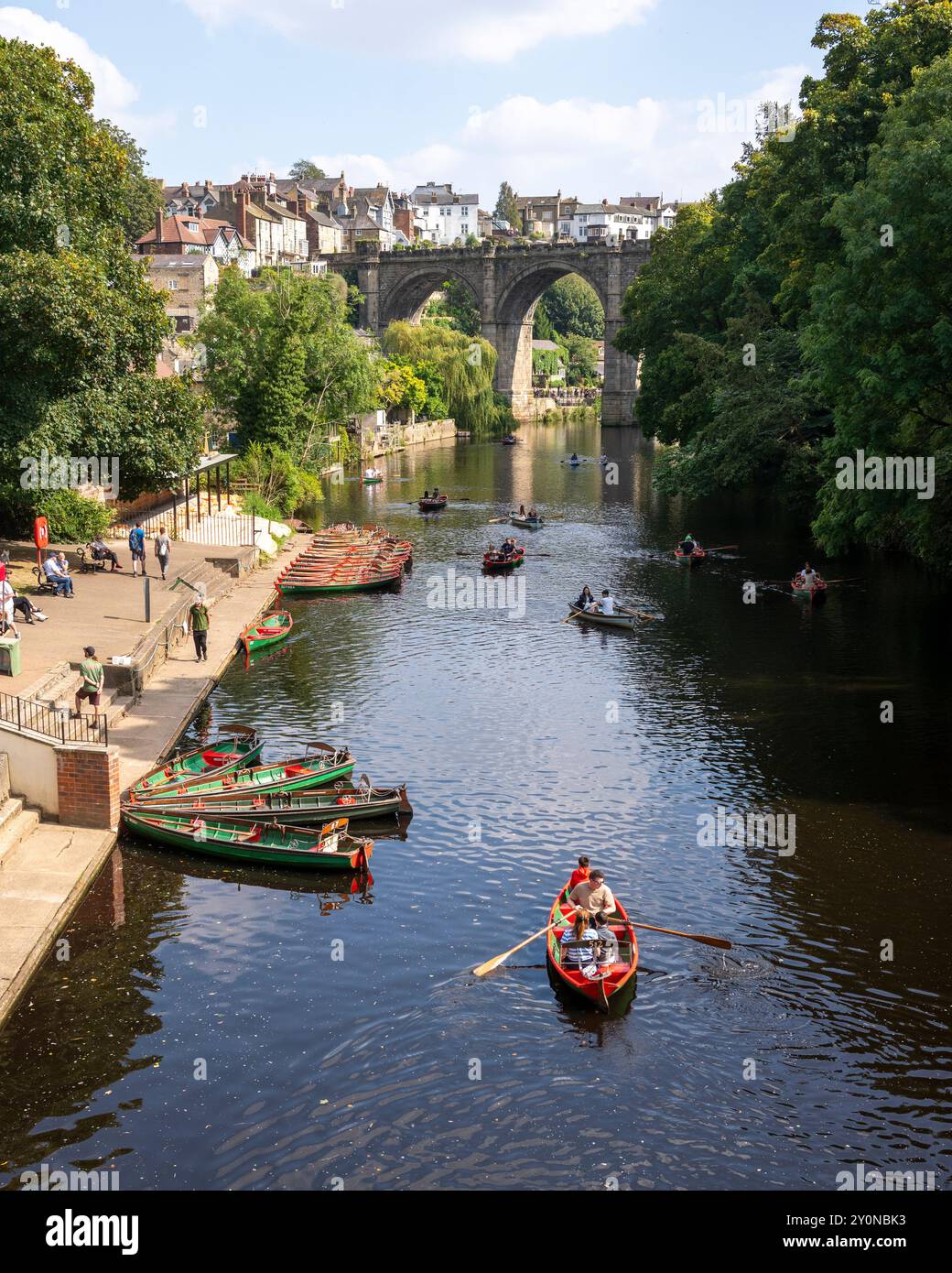 Persone in barche a remi sul fiume Nidd, Knaresborough, North Yorkshire in estate Foto Stock