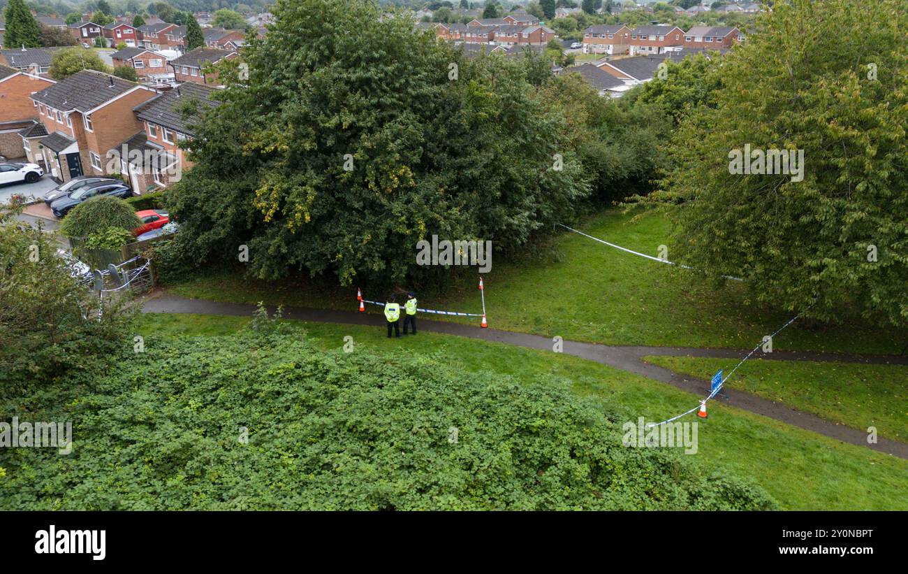 Agenti di polizia sulla scena di Franklin Park, Leicester, dove un uomo di 80 anni è stato aggredito domenica sera e in seguito è morto in ospedale. Gli agenti di polizia del Leicestershire hanno arrestato cinque persone - un ragazzo e una ragazza di 14 anni e un ragazzo e due ragazze di 12 anni - con l'accusa di omicidio. Data foto: Martedì 3 settembre 2024. Foto Stock