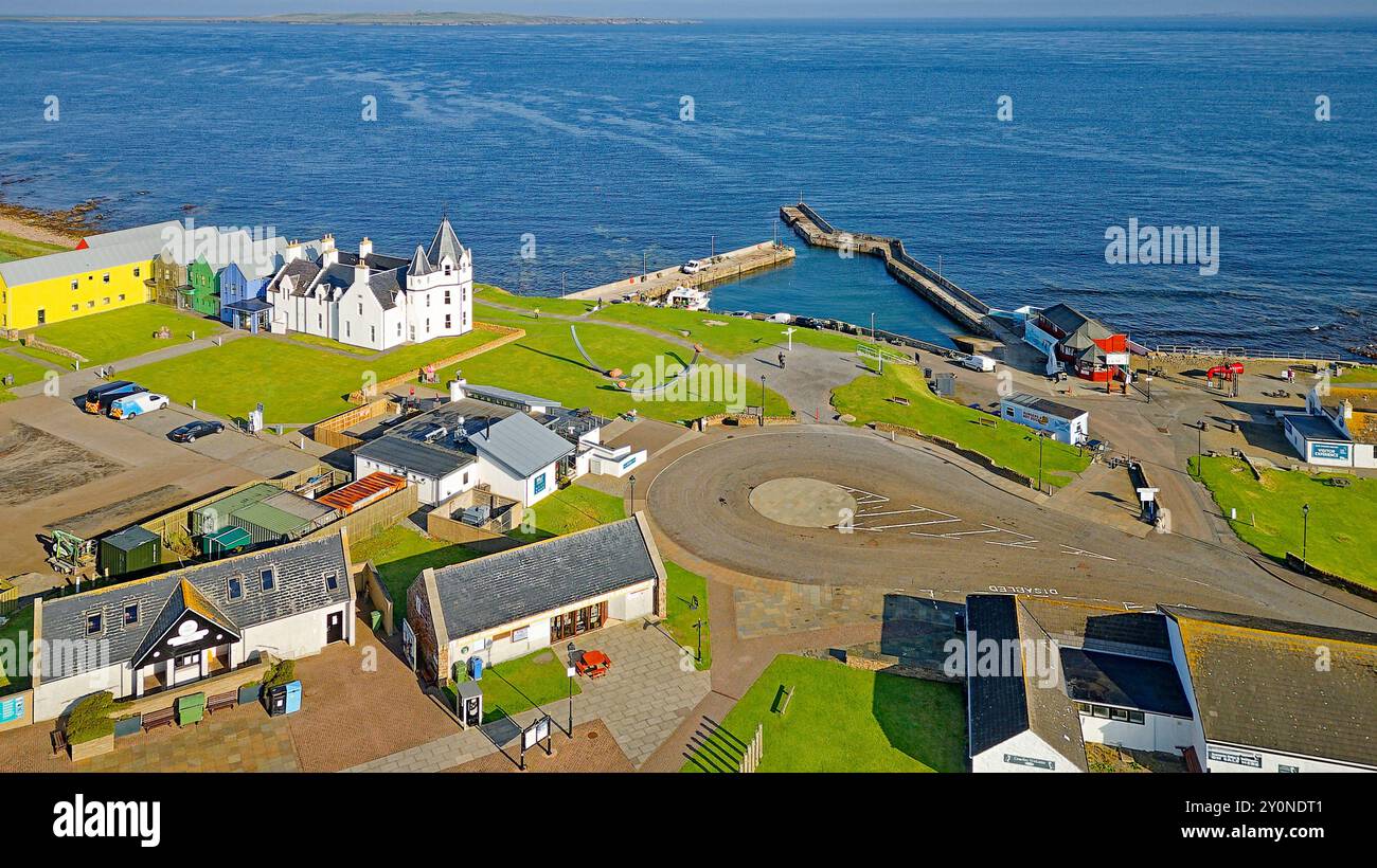 John o' Groats Caithness, l'hotel bianco con estensione gialla e l'area del porto in tarda estate Foto Stock