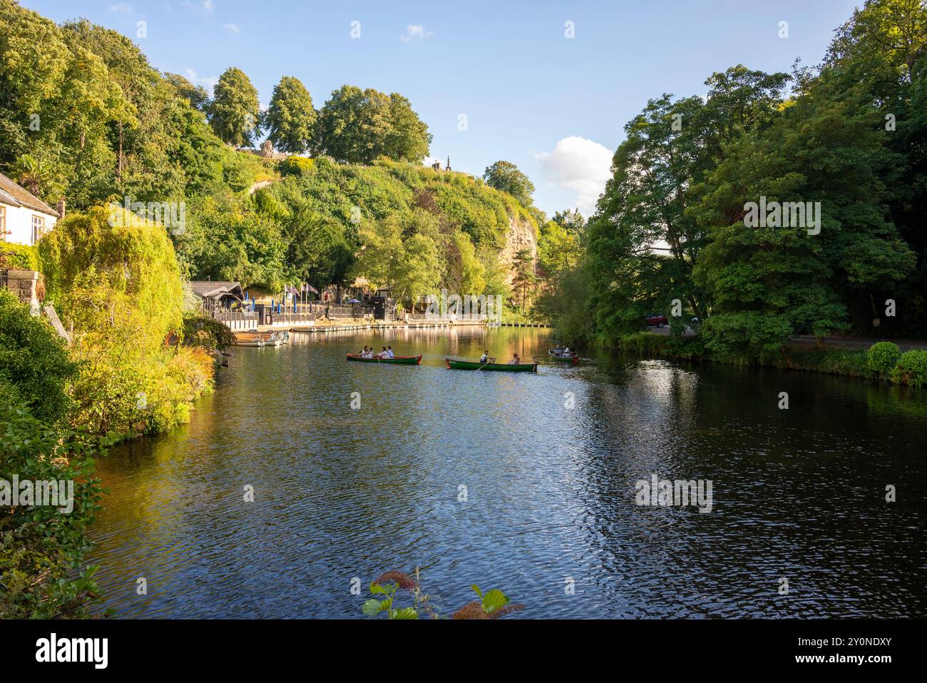 Barche a remi sul fiume Nidd, Knaresborough, North Yorkshire Foto Stock