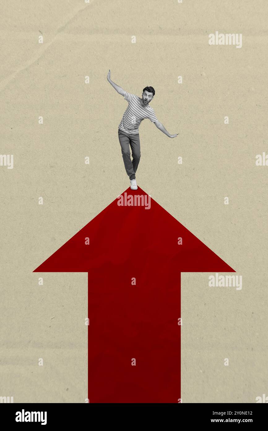 Immagine collage composito verticale immagine di un mini ragazzo che bilancia un'enorme freccia isolata su sfondo creativo Foto Stock