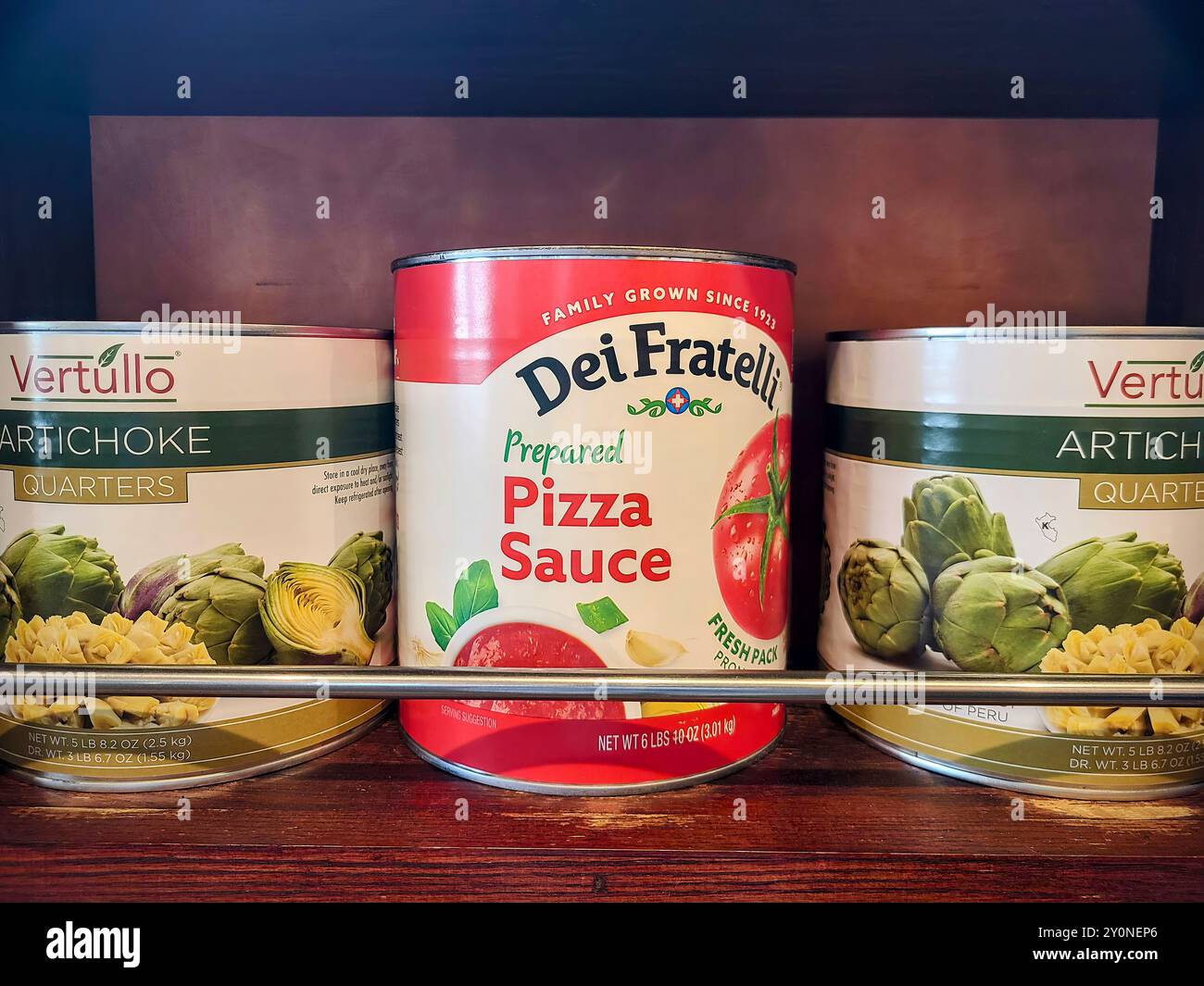 Salsa per pizza in scatola e carciofi su ripiano in legno vista dall'alto Foto Stock