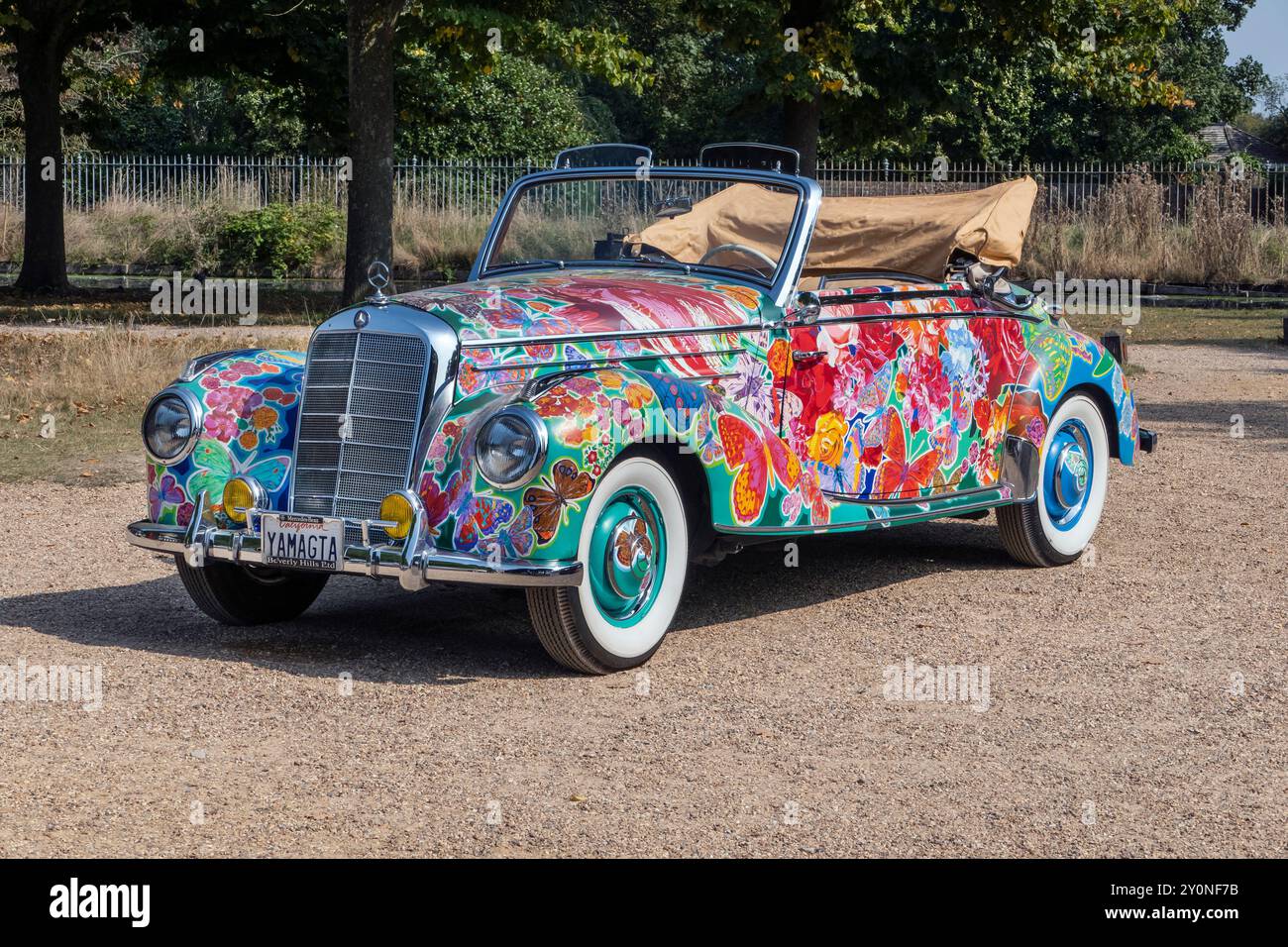 1952 Mercedes-Benz 220A Convertibile dipinta da Hiro Yanagata al Concours of Elegance Hampton Court Palace Londra Regno Unito 2024 Foto Stock