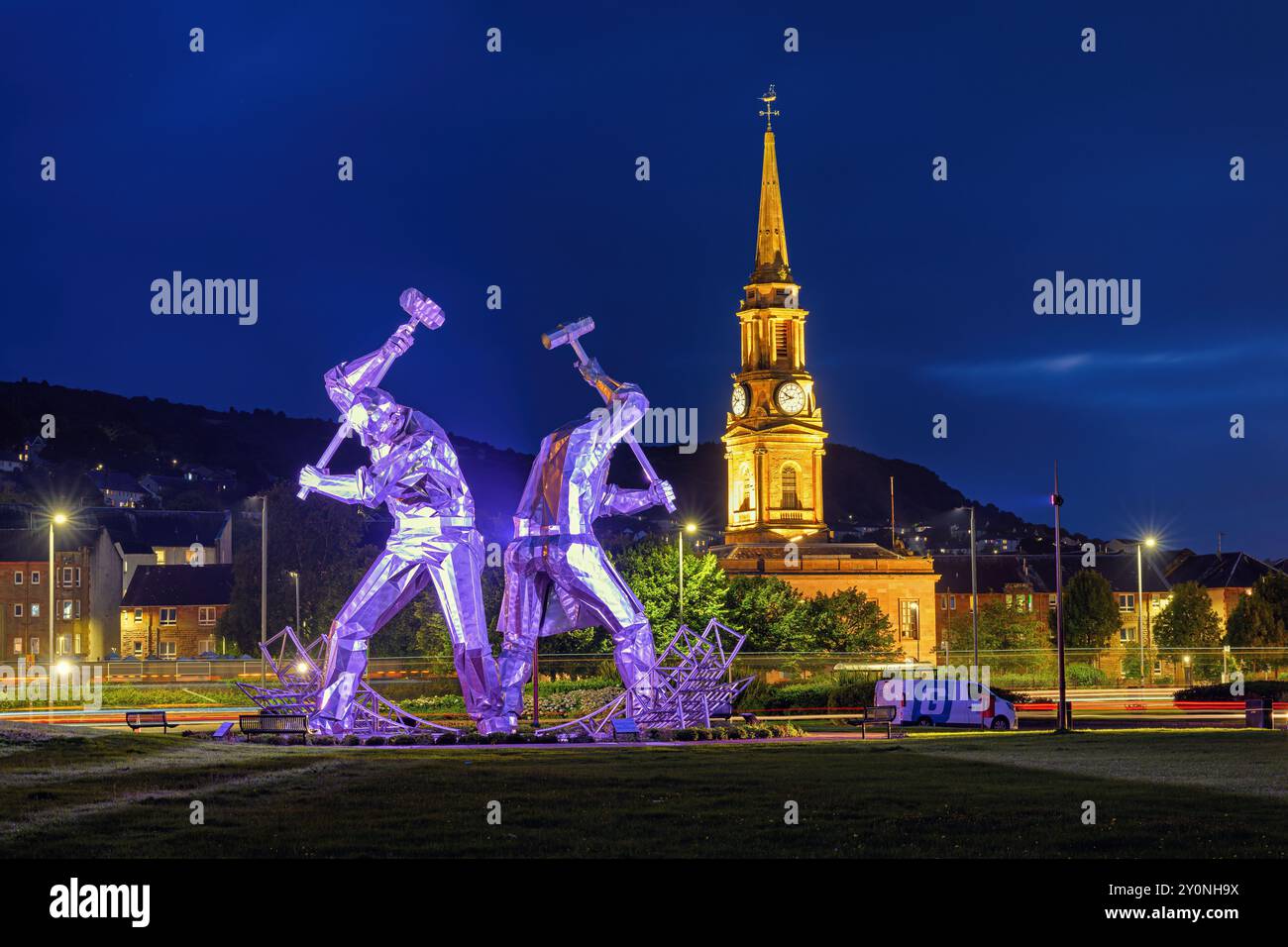 La statua dei costruttori navali di Port Glasgow rende omaggio a coloro che hanno lavorato nei cantieri navali di Inverclyde e ha reso l'area famosa in tutto il mondo per la costruzione navale. Foto Stock