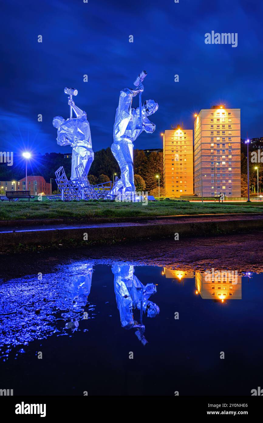 La statua dei costruttori navali di Port Glasgow rende omaggio a coloro che hanno lavorato nei cantieri navali di Inverclyde e ha reso l'area famosa in tutto il mondo per la costruzione navale. Foto Stock