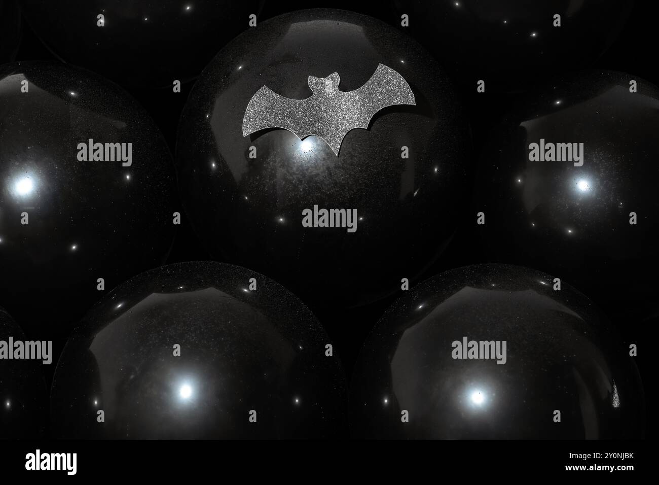 Palloncini neri con gocce d'acqua e mazza ritagliata di Halloween Foto Stock