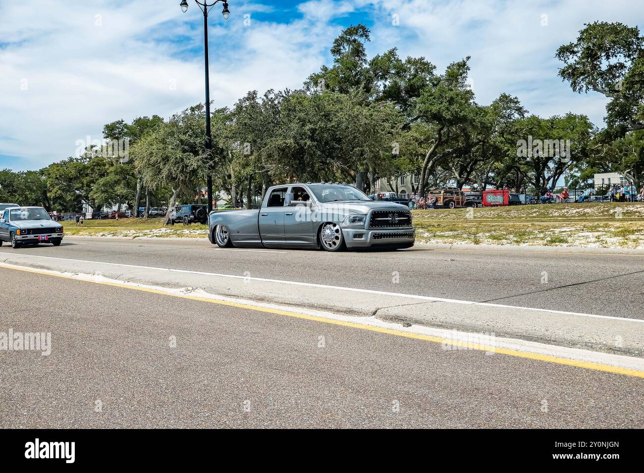 Gulfport, MS - 7 ottobre 2023: Vista grandangolare dell'angolo anteriore di un Dodge RAM 2500 Mega Cab 2017 in una mostra di auto locale. Foto Stock