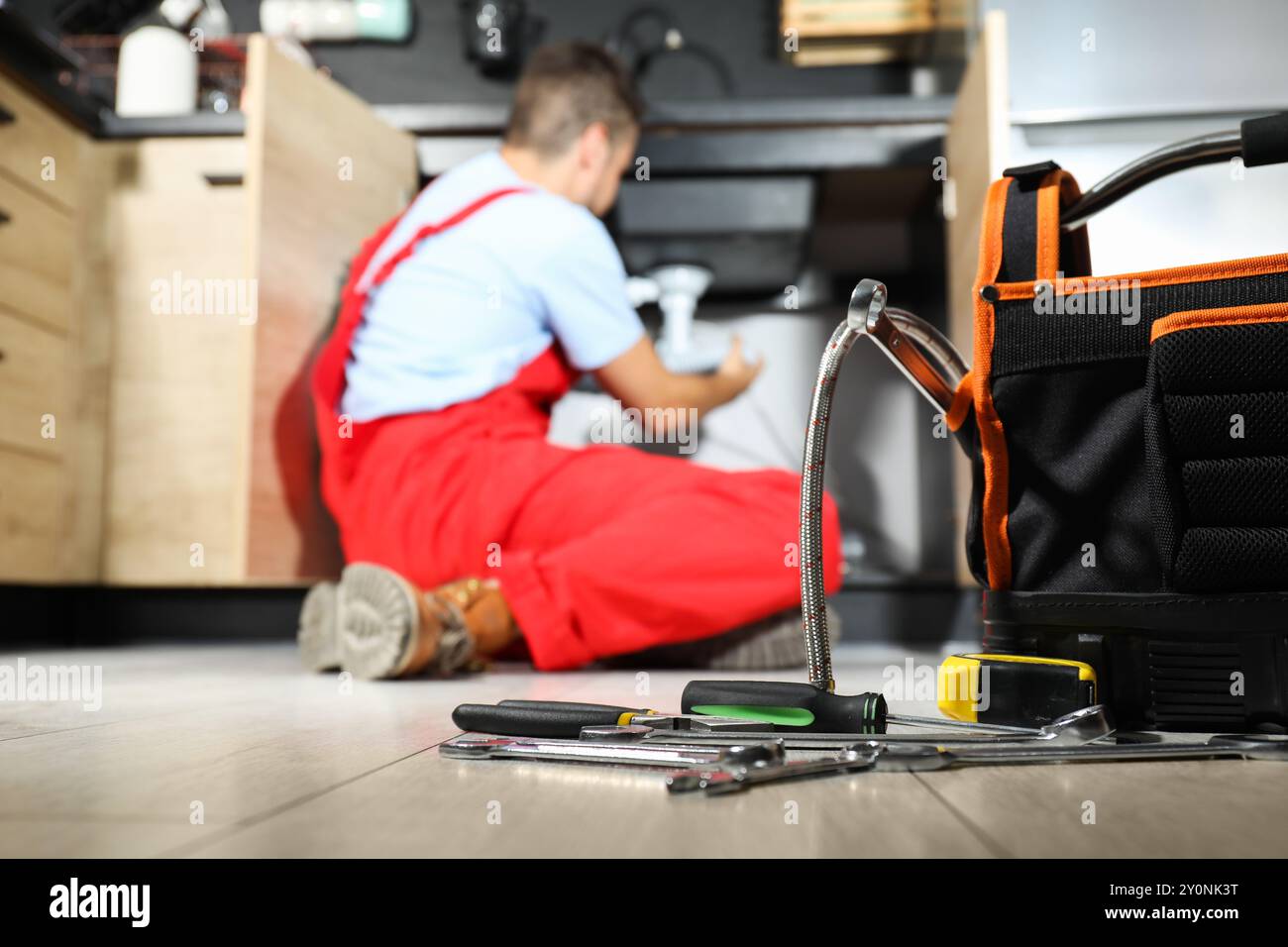 Sistema professionale di tubazioni per il fissaggio dell'idraulico a casa, con particolare attenzione agli utensili Foto Stock