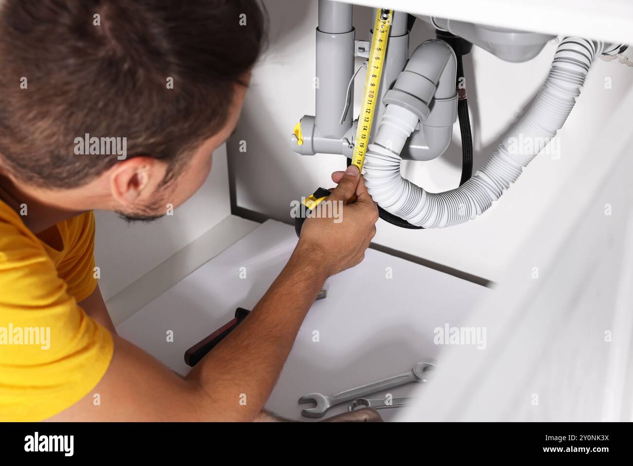 Sistema professionale di tubazioni per idraulici a casa, primo piano Foto Stock