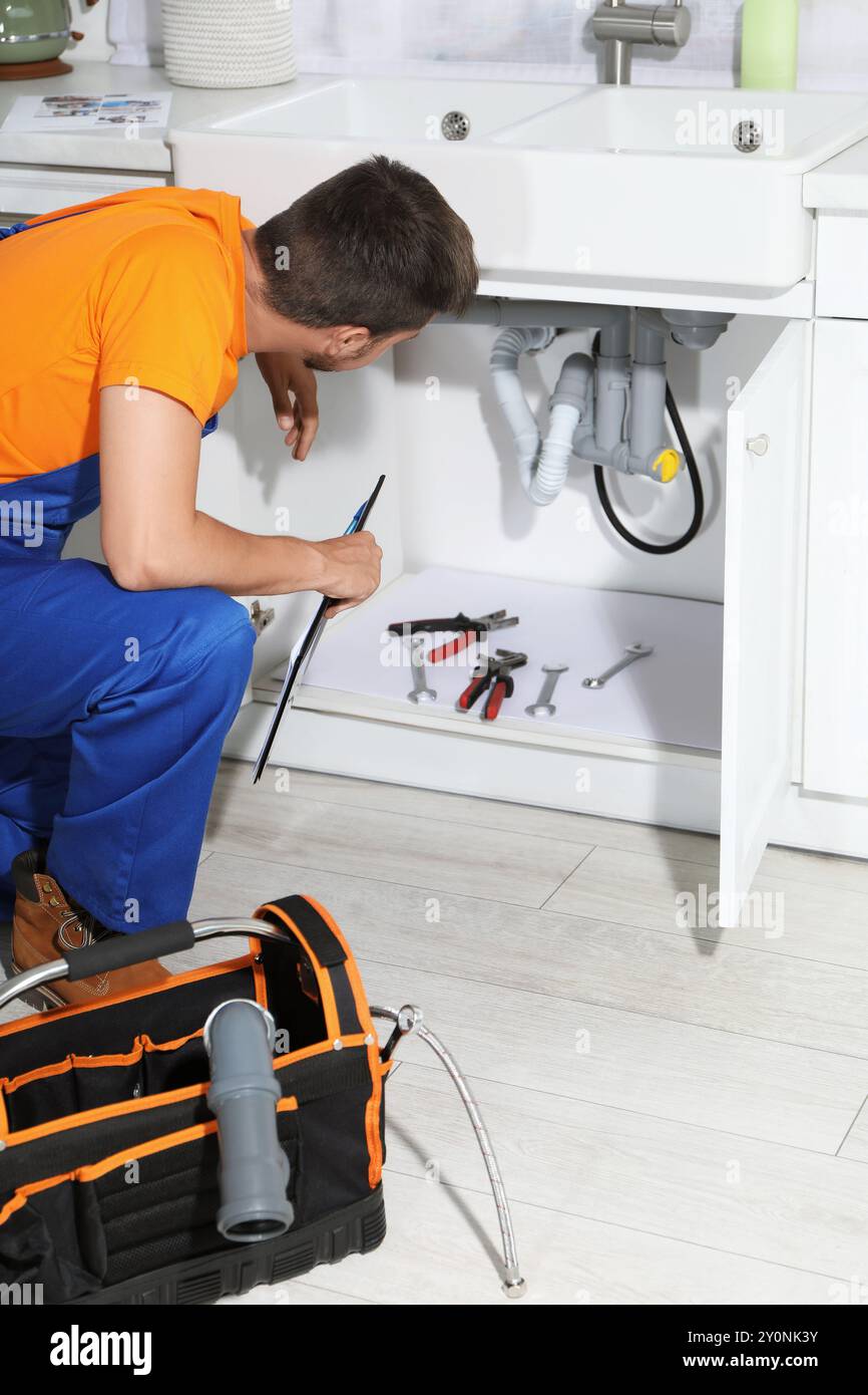 Sistema di tubazioni per idraulici professionale a casa Foto Stock