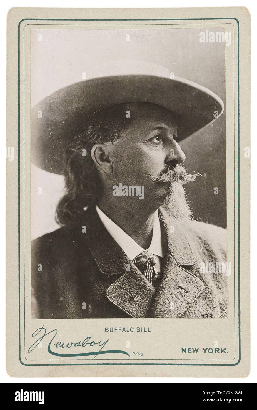 Foto cabinet - Buffalo Bill alias William Cody - Newsboy, New York (fotografo) primi anni '1900 Foto Stock