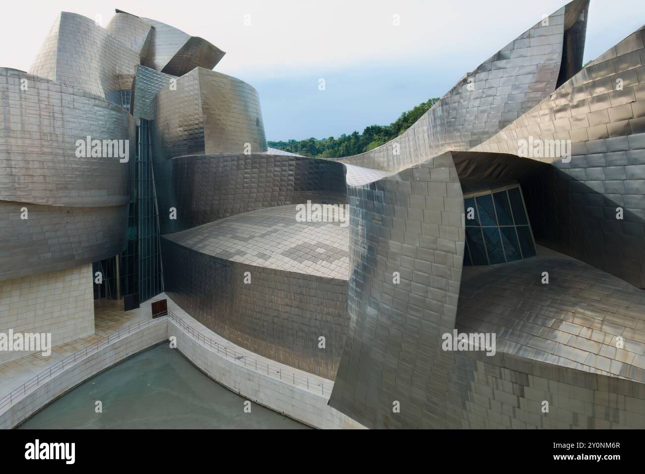 Esterno del Museo d'arte Guggenhiem piastrellato in titanio dell'architetto Frank Gehry Bilbao Paesi Baschi Euskadi Spagna Foto Stock