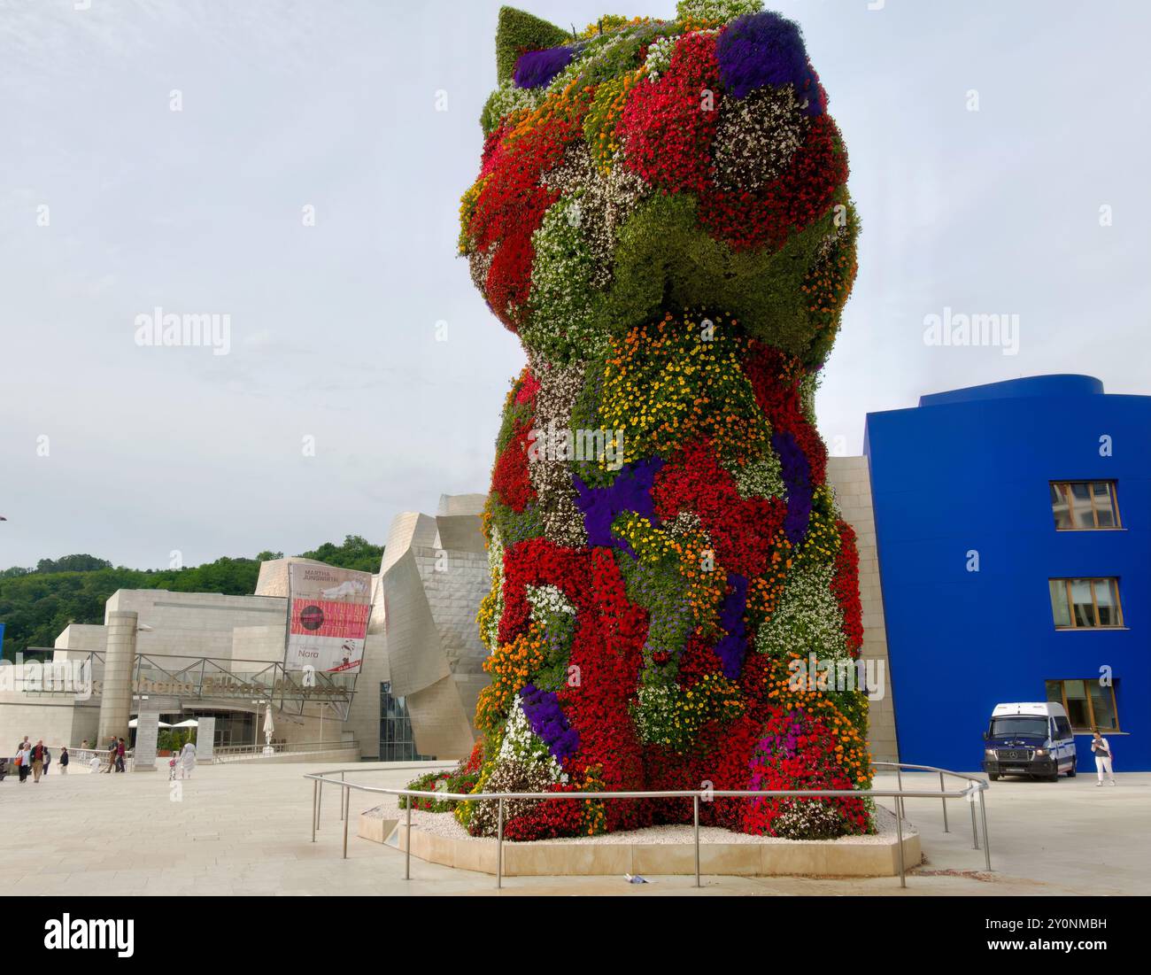 Scultura di cuccioli alta 12 metri coperta da fiori di Jeff Koons di fronte al museo d'arte Guggenheim di Bilbao, Paesi Baschi, Euskadi, Spagna Foto Stock
