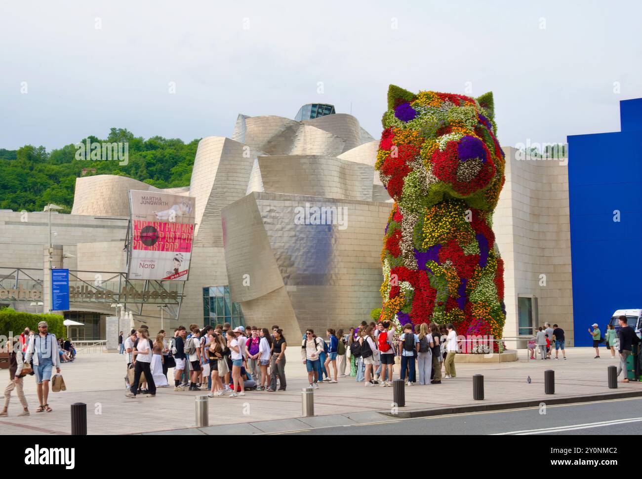 Scultura di cuccioli alta 12 metri coperta da fiori di Jeff Koons di fronte al museo d'arte Guggenheim di Bilbao, Paesi Baschi, Euskadi, Spagna Foto Stock