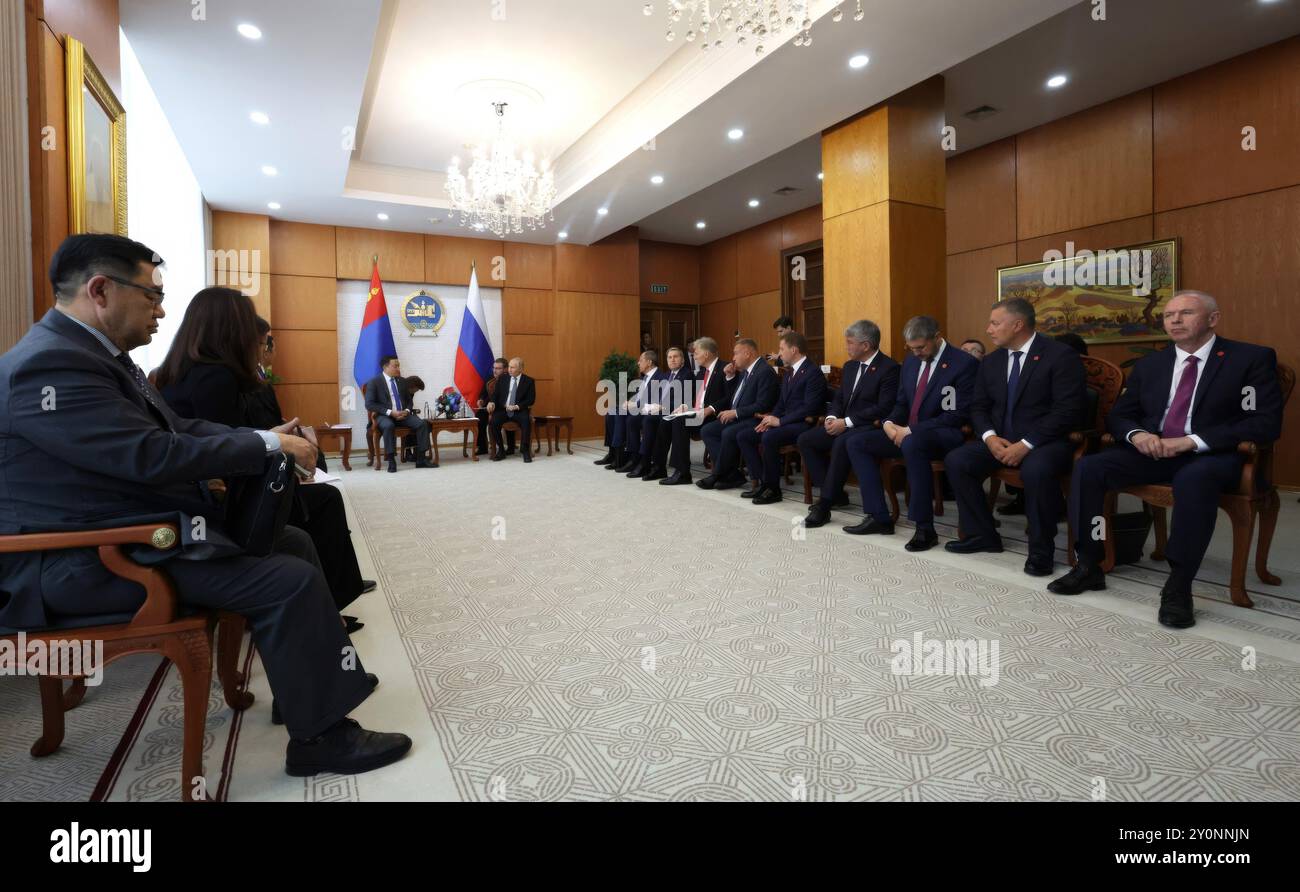 Ulan Bator, Mongolia. 3 settembre 2024. Il presidente russo Vladimir Putin, a destra, e il presidente mongolo Ukhnaagiin Khurelsukh, a sinistra, chiacchierano durante una riunione bilaterale al Palazzo del governo, il 3 settembre 2024 a Ulan Bator, Mongolia. Crediti: Vyacheslav Prokofyev/piscina del Cremlino/Alamy Live News Foto Stock