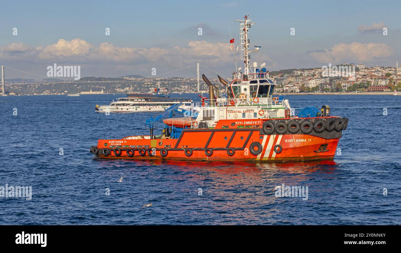 Istanbul, Turchia - 19 ottobre 2023: Red Tugboat Kurtarma presso la nave di sicurezza costiera del Canale del Bosforo Sunny Autumn Day. Foto Stock