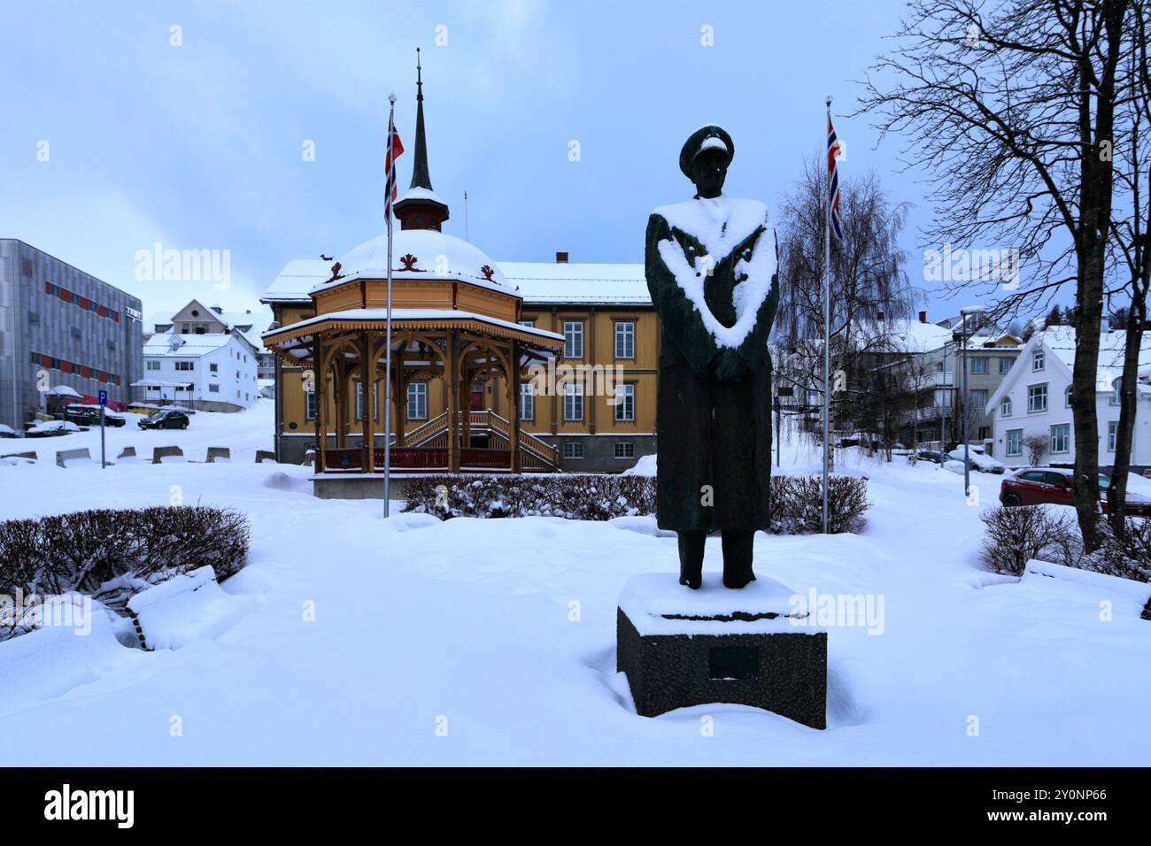 Statua di re Haakon VII, Vestregata 51, 9008, città di Tromso, Norvegia settentrionale Foto Stock