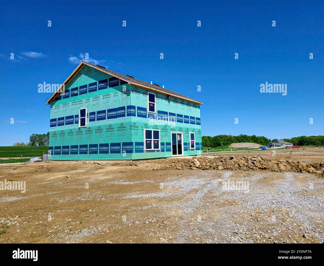 Nuova costruzione di case con rivestimento verde nel livello occhi del quartiere in via di sviluppo Foto Stock