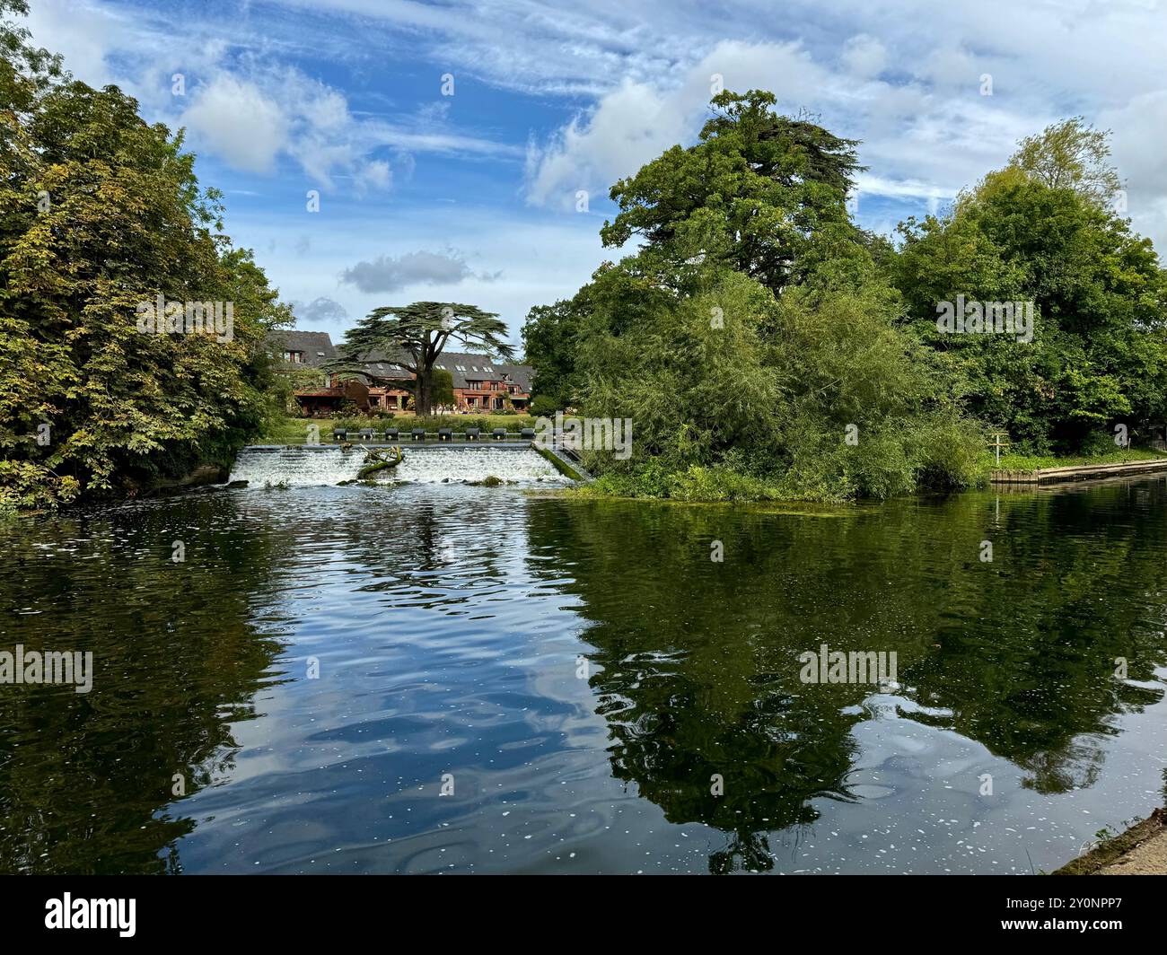 Una piccola diga sul fiume Avon sotto un cielo blu. Foto Stock