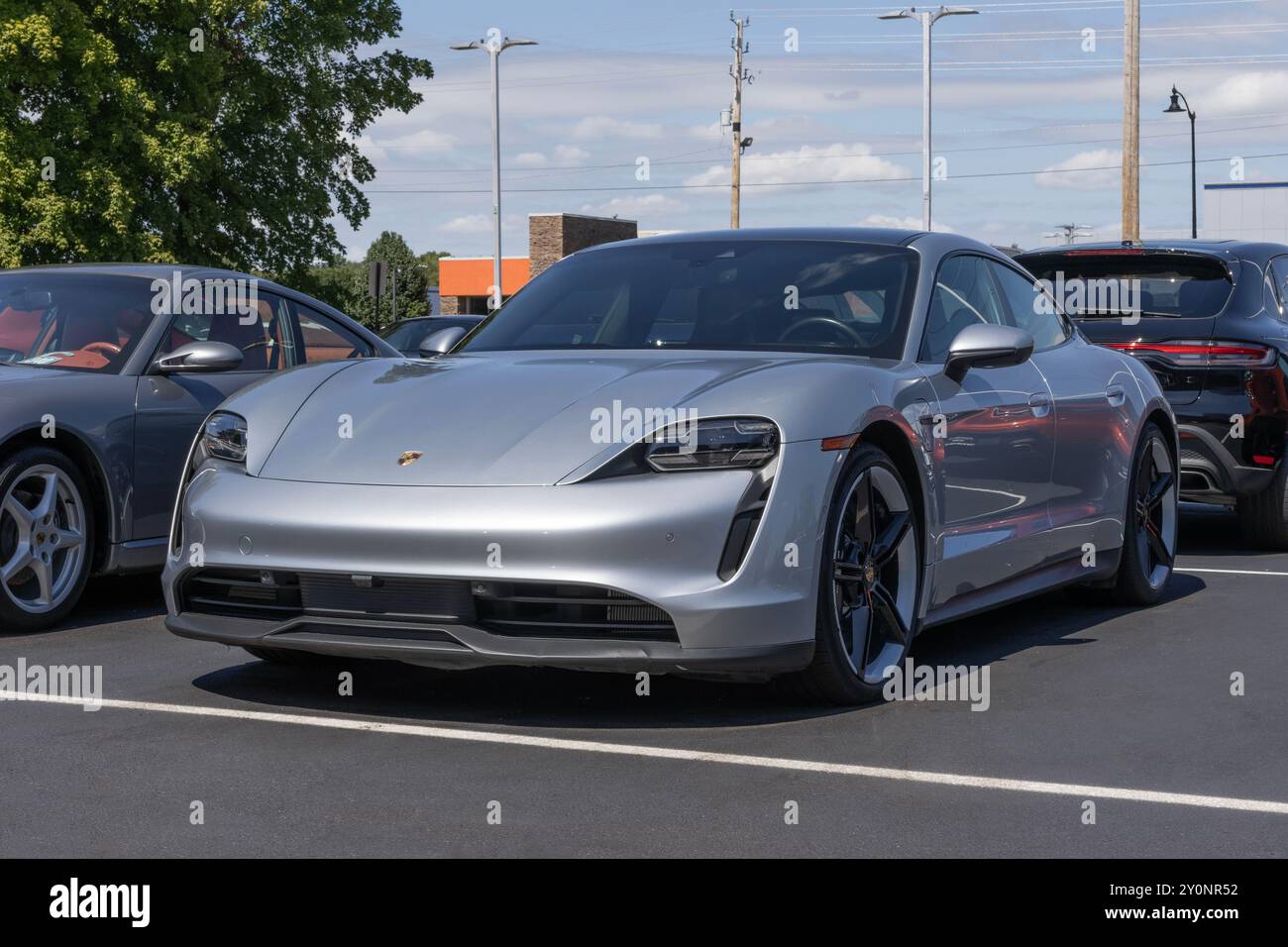 Indianapolis - 1 settembre 2024: Mostra Porsche Taycan EV. Porsche offre il Taycan con un campo pratica compreso tra 192 e 201 km. IL MIO: 2020 Foto Stock