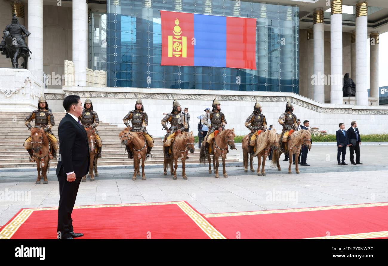 Ulan Bator, Mongolia. 3 settembre 2024. Il presidente mongolo Ukhnaagiin Khurelsukh, partito, attende l'arrivo del presidente russo Vladimir Putin, al Palazzo del governo di Piazza Sukhbaatar, 3 settembre 2024 a Ulan Bator, Mongolia. Crediti: Vyacheslav Prokofyev/piscina del Cremlino/Alamy Live News Foto Stock