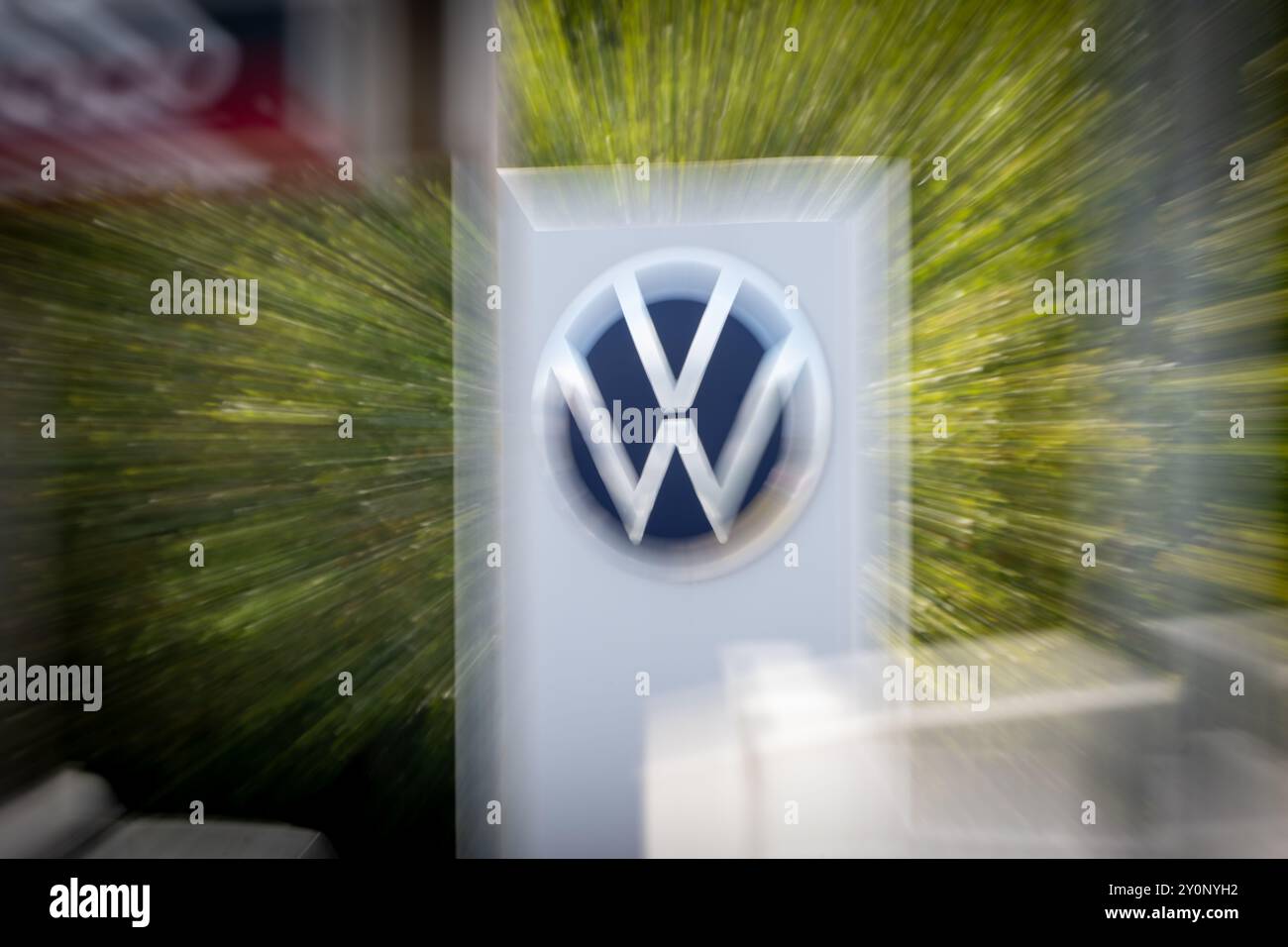 , Deutschland, 03.09.2024, Kreative Aufnahme des Volkswagen-Logos mit einem Zoom-Effekt, der Bewegung und Dynamik vermittelt. Logo DAS steht im Zentr Foto Stock