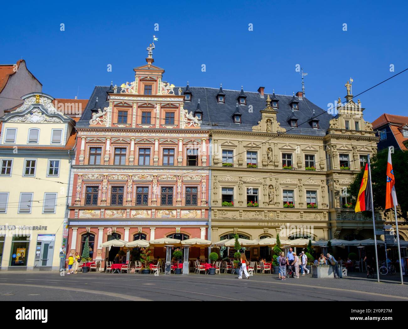 Ristoranti all'aperto, edifici storici in piazza Fischmarkt, centro storico di Erfurt, Germania Foto Stock