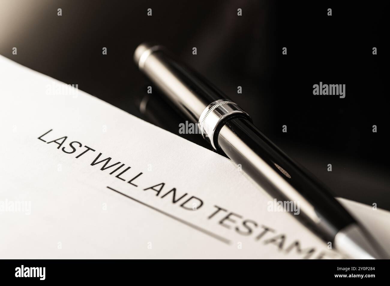 Vista ravvicinata dell'ultimo testamento e del documento di testamento con una penna elegante. Rappresenta una pianificazione legale essenziale per le persone che gestiscono proprietà e beni Foto Stock