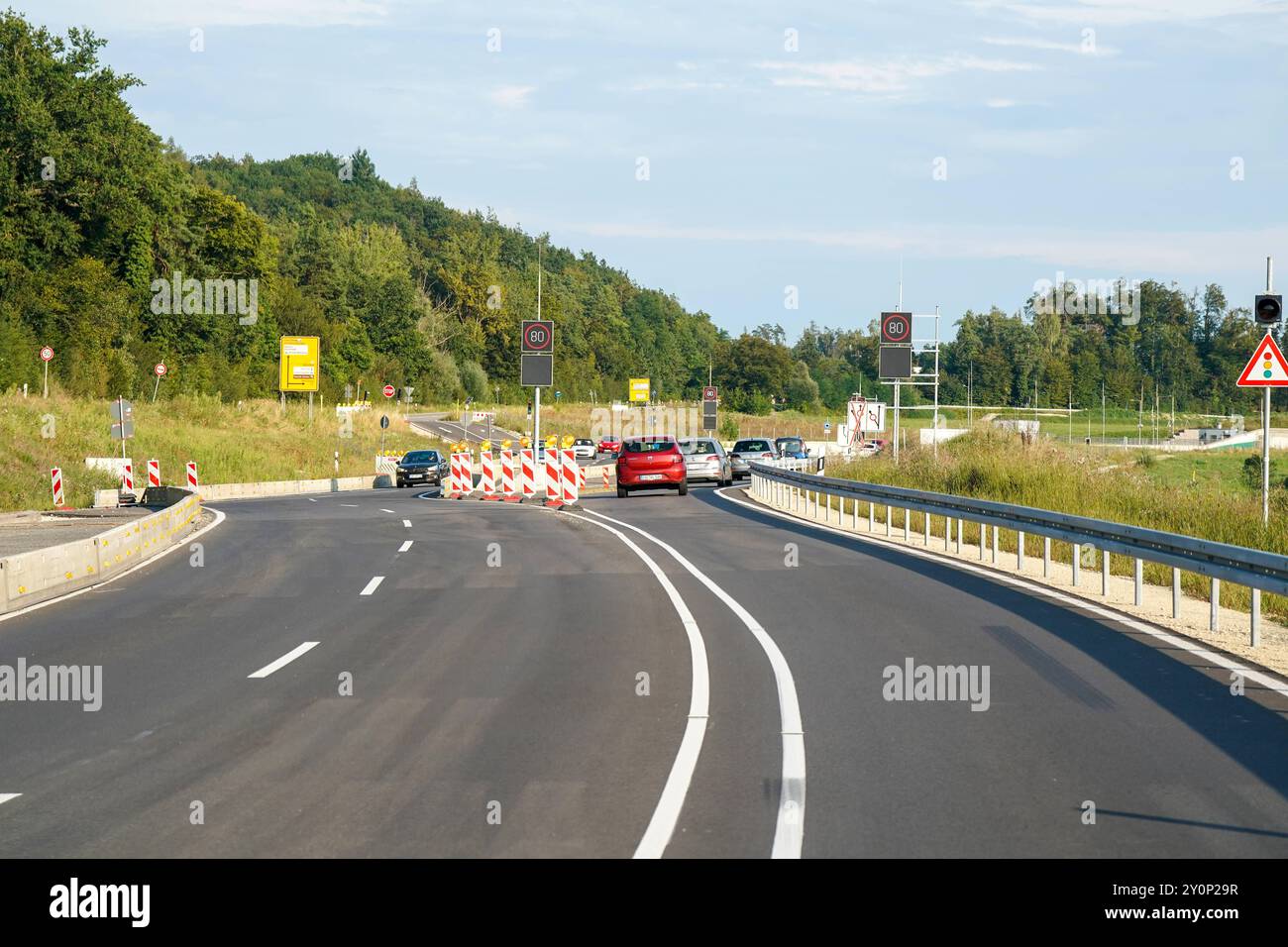 Neue Straße nach Konstanz, Teil der B33, verbindet Autobahn A81 mit Konstanz, Entlastung des Verkehrs auf der alten Strecke, Bau begann 2012, Eröffnung in Abschnitten, vierspuriger Ausbau, Kosten CA. 200 Millionen Euro, verbessert Anbindung an Schweiz, wichtig für Umweltmaßnahmen Lärmschutzwände tunnel und Brückenbauwerke, Teil des Infrastrukturprojekts zur Modernisierung der Region, Geplant als Teil einer langfristigen Verkehrsstrategie. *** Nuova strada per Costanza, parte della B33, collega l'autostrada A81 Foto Stock