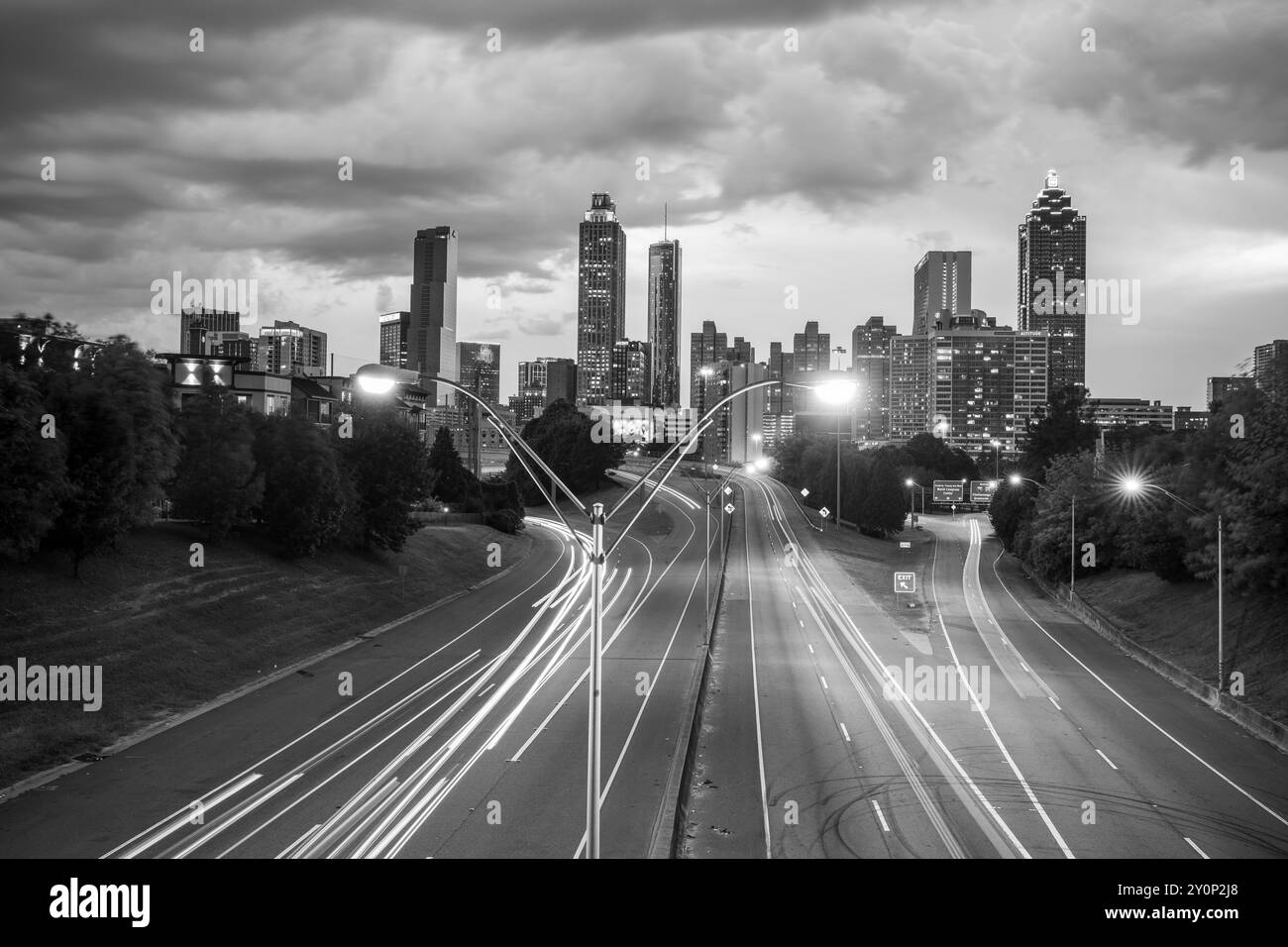 Atlanta, GA, Stati Uniti d'America: 31 agosto 2024: Vista panoramica in bianco e nero dello skyline di Atlanta scattata al tramonto con lunghe esposizioni e percorsi luminosi Foto Stock