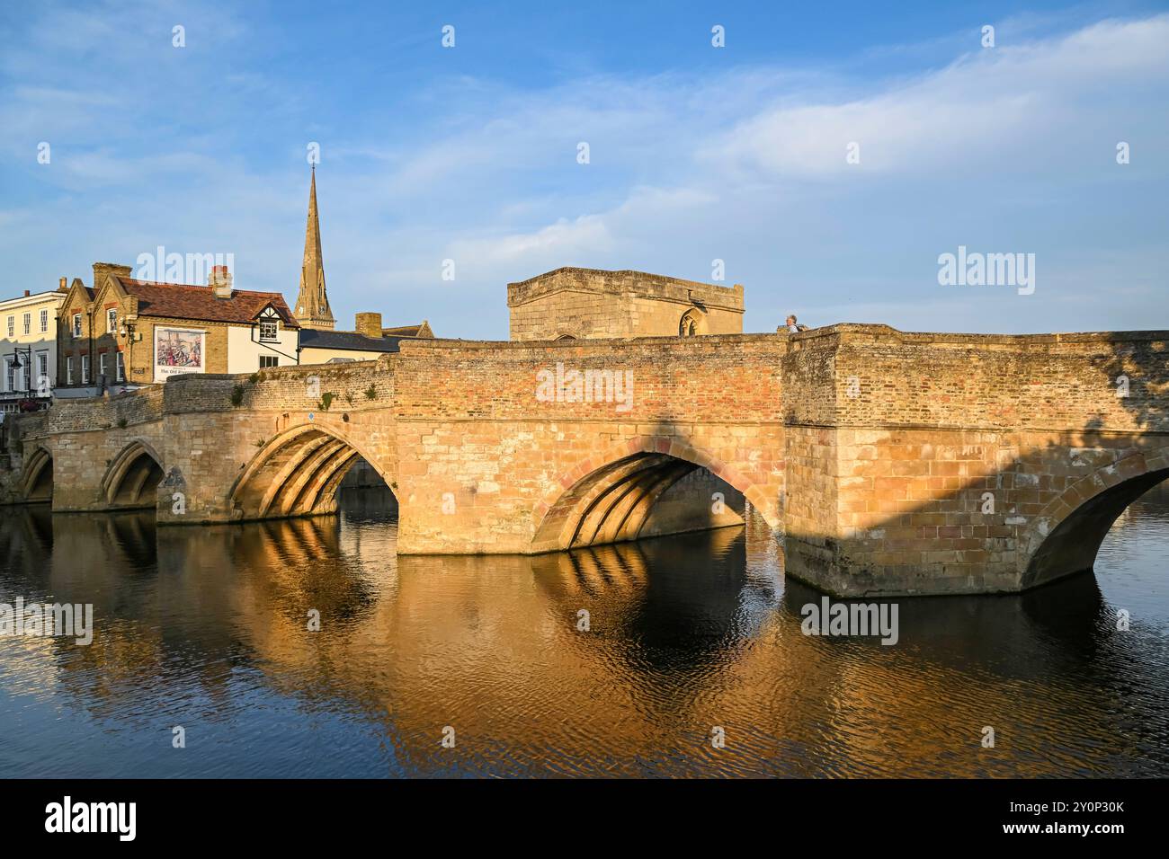 Ponte St Ives del XV secolo sul fiume Great Ouse a St Ives nel Cambridgeshire, Inghilterra, Regno Unito in una calda serata di sole. Foto Stock