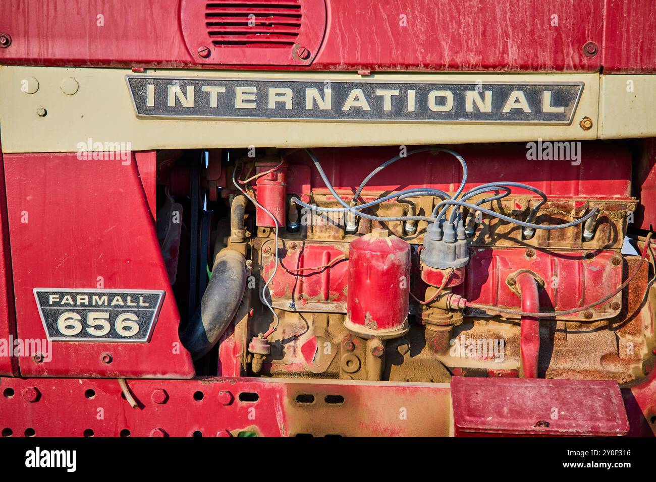 Primo piano del motore di un trattore d'epoca a livello degli occhi Foto Stock