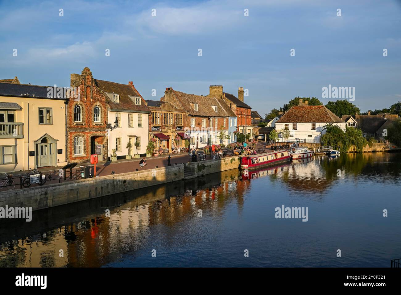 Il lungomare sul fiume Great Ouse a St Ives nel Cambridgeshire, Inghilterra, Regno Unito, in una calda serata di sole. Foto Stock