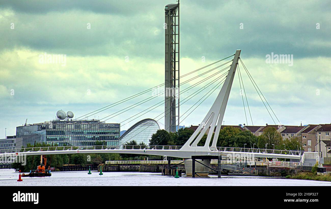 Glasgow, Scozia, Regno Unito. 3 settembre 2024. Il nuovo ponte "il ponte Govan-Partick" si apre lateralmente per consentire alle navi di attraversare e i tocchi finali del tanto atteso ponte pedonale partick govan hanno finalmente attraversato il fiume clyde prima della cerimonia di apertura di venerdì e sabato. Collega i punti di maggiore interesse turistico della nave clipper Glenlee, il museo sul fiume e le pietre di maiale della chiesa di govan e le comunità su entrambi i lati del fiume. Colloquialmente conosciuto come il ponte alveolare o il maiale galleggiante. Credit Gerard Ferry/Alamy Live News Foto Stock