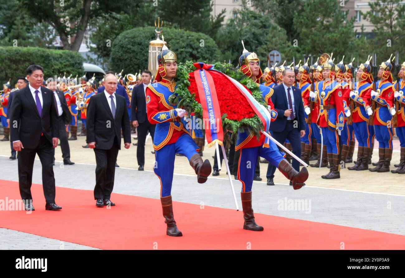 Ulan Bator, Mongolia. 3 settembre 2024. Il presidente russo Vladimir Putin, il presidente mongolo Ukhnaagiin Khurelsukh, a sinistra, durante un evento che segna il 85 ° anniversario della vittoria congiunta vinta dalle forze armate sovietiche e mongole sui giapponesi al memoriale del maresciallo Georgy Zhukov, 3 settembre 2024 a Ulan Bator, Mongolia. Foto Stock