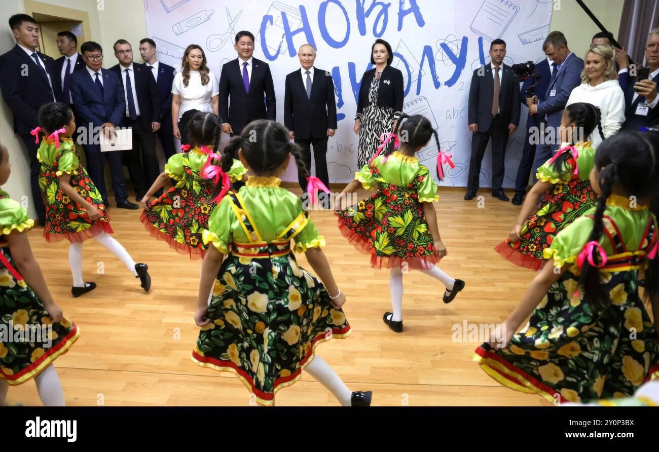 Ulan Bator, Mongolia. 3 settembre 2024. Il presidente russo Vladimir Putin, centro, e il presidente mongolo Ukhnaagiin Khurelsukh, centro a sinistra, guardano una classe di coreografie di giovani ballerini durante una visita alla Plekhanov Russian University of Economics, 3 settembre 2024 a Ulan Bator, Mongolia. Crediti: Vyacheslav Prokofyev/piscina del Cremlino/Alamy Live News Foto Stock