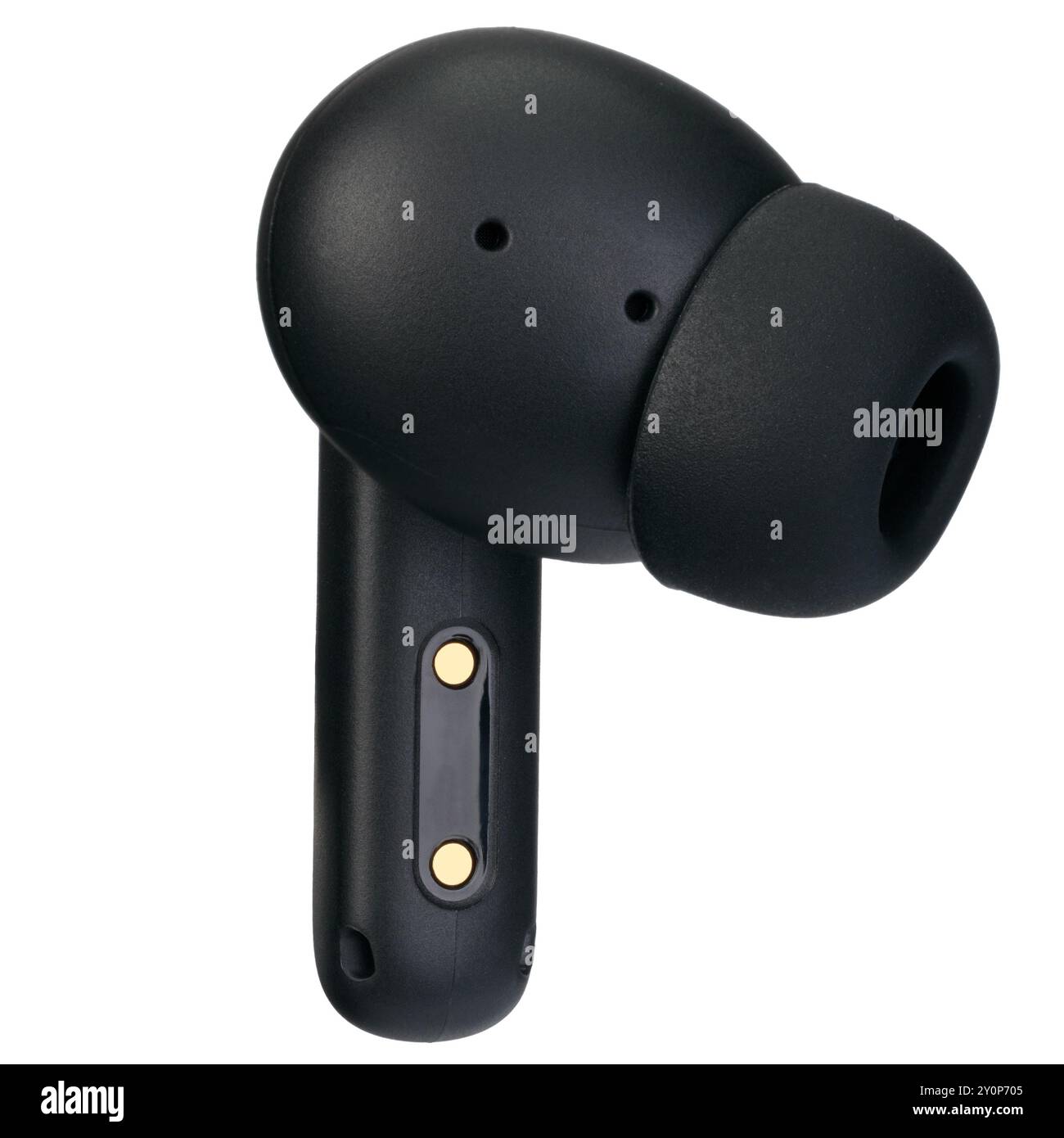 Primo piano di un auricolare wireless nero che mostra l'altoparlante e il cuscinetto con uno sfondo bianco. Foto Stock