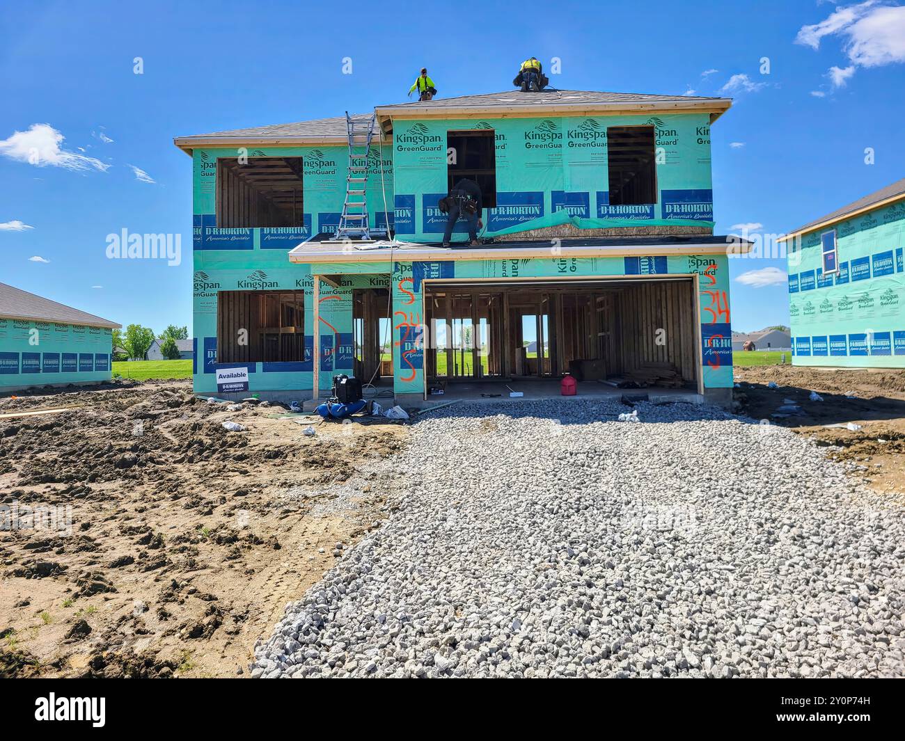 Cantiere residenziale con lavoratori sul tetto - prospettiva a livello di occhi Foto Stock