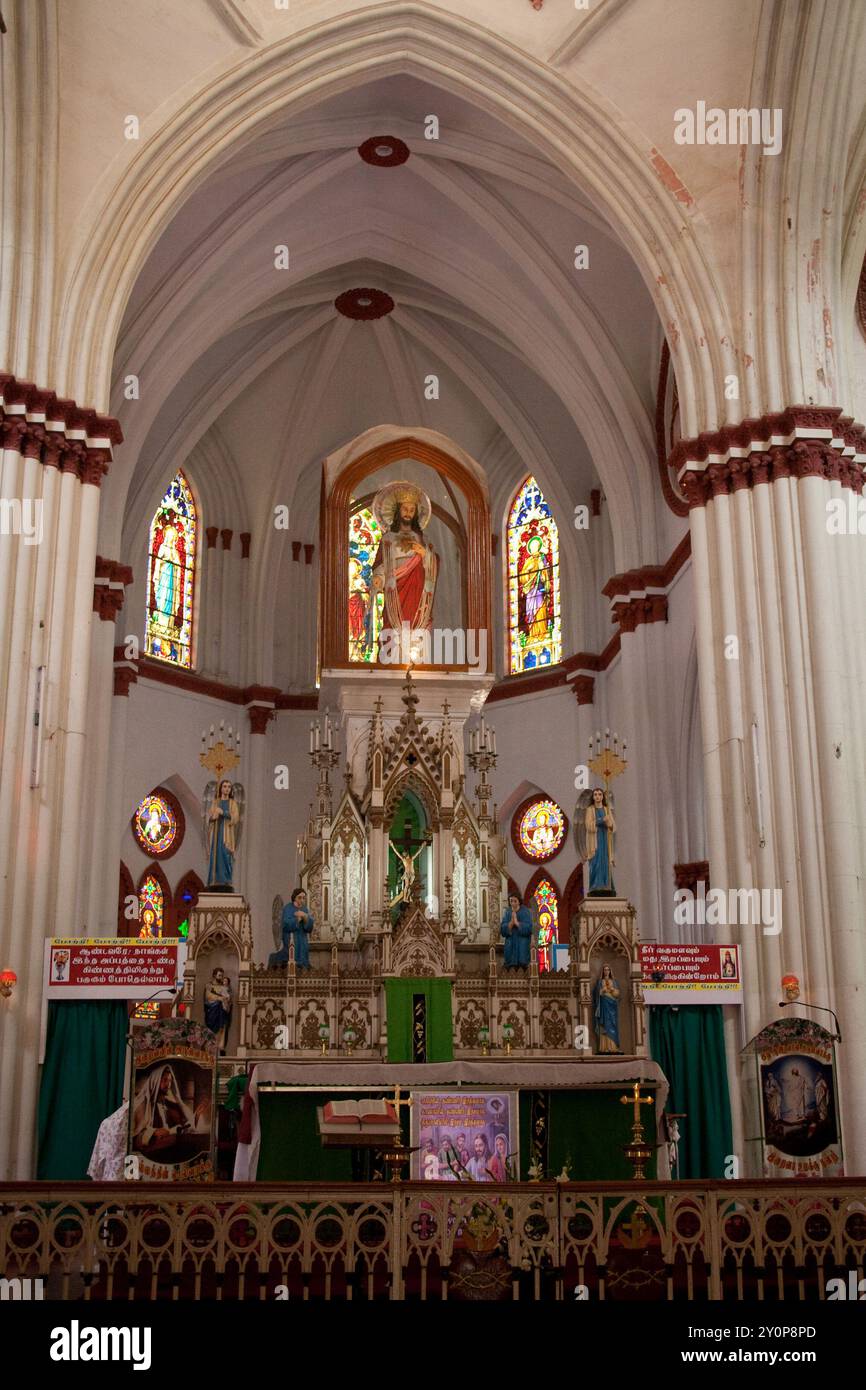 Altare, Basilica del Sacro cuore, Pondicherry, Tamil Nadu, India. Francese: Basilique du Sacré-Cœur de Jésus de Pondichéry), situata a sud di boulevar Foto Stock