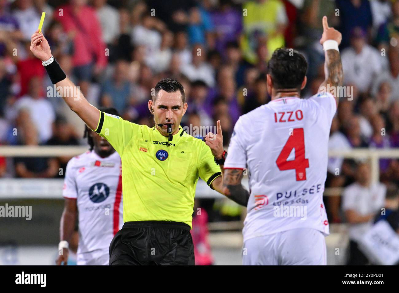 Andrea Colombo (arbitro) mostra cartellino giallo durante ACF Fiorentina vs AC Monza, partita di calcio italiano di serie A A Firenze, Italia, 01 settembre 2024 Foto Stock