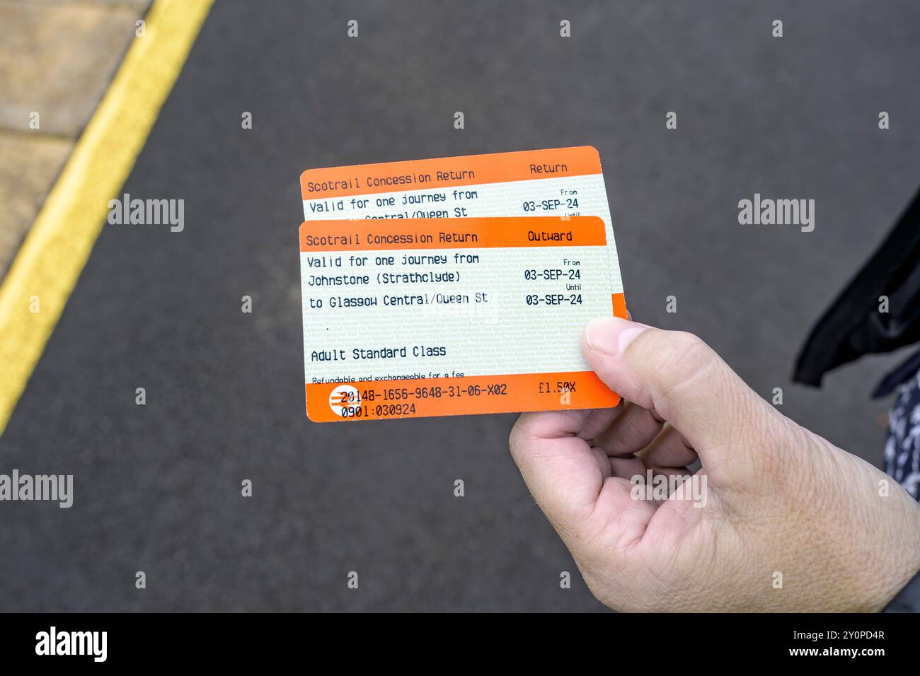 Donna che tiene in mano i biglietti del treno Scotrail Concessionary, Scozia, Regno Unito, Europa Foto Stock