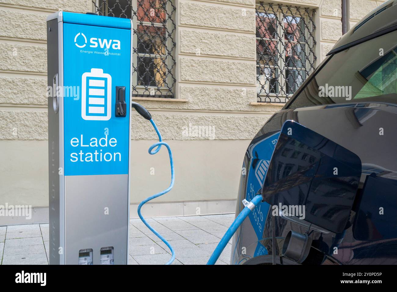 Ladestation für e-Autos Ladestation der SWA Augsburg für e-Autos *** stazione di ricarica per auto elettriche stazione di ricarica SWA Augsburg per auto elettriche Foto Stock