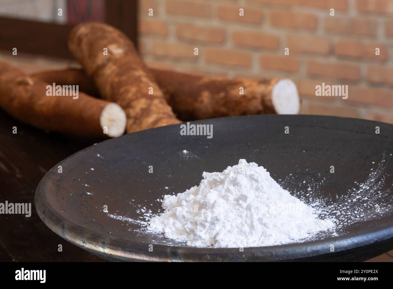 Amido di manioca noto come amido di manioca all'interno di un piatto di argilla. Foto Stock