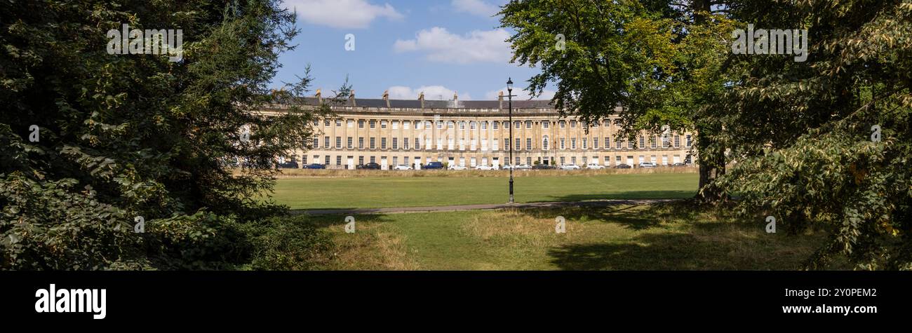 Vista attraverso gli alberi di Royal Crescent a Bath, Somerset, Regno Unito Foto Stock
