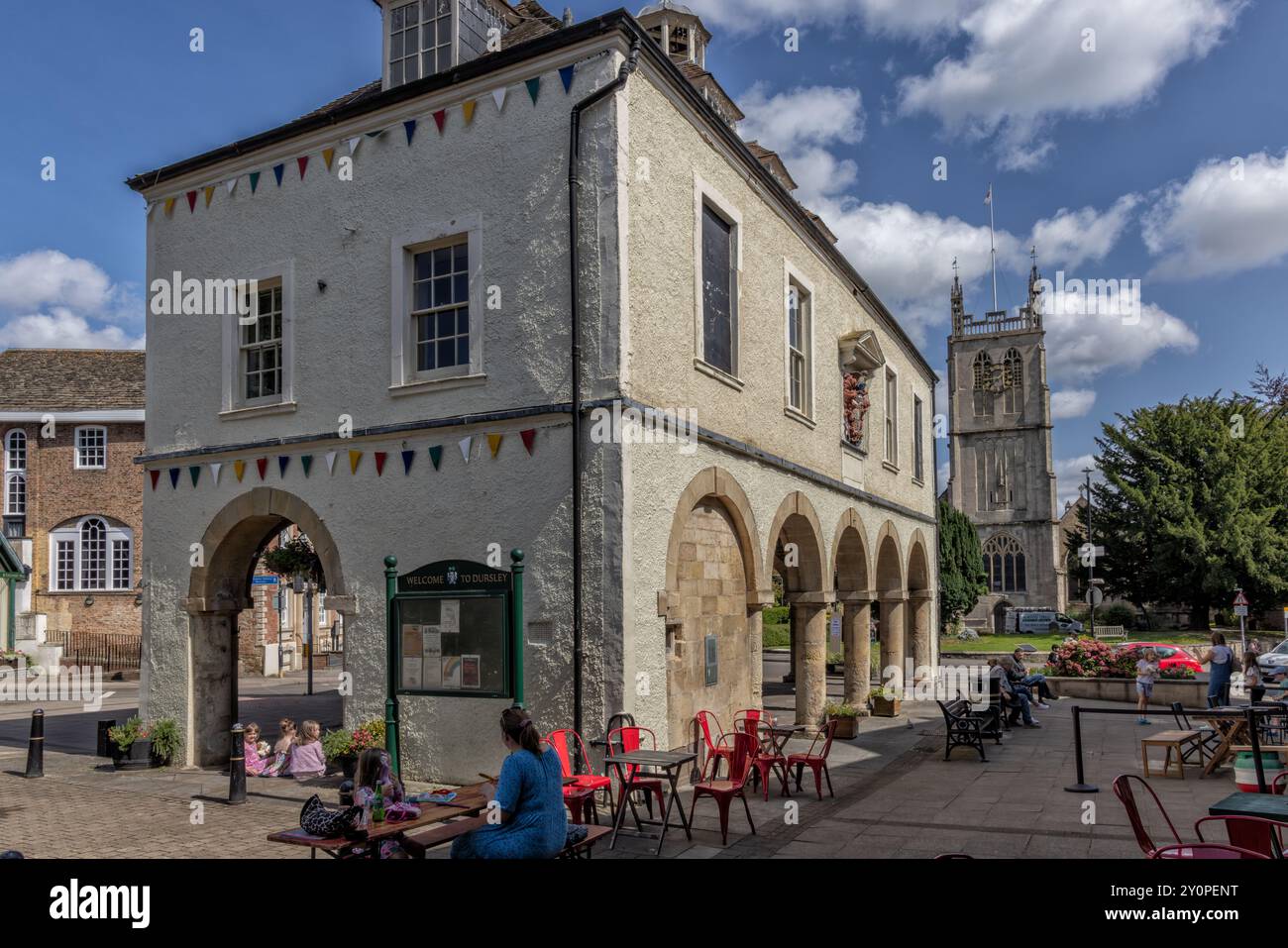 Strada principale di Dursley con la città e il mercato del XVIII secolo e la Chiesa di San Giacomo sullo sfondo, Gloucestershire, Regno Unito Foto Stock